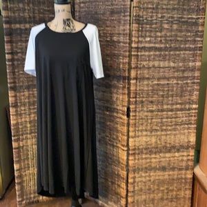 XL Lularoe Carly black and white